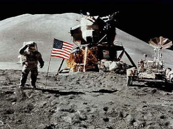 C�u escuro na Lua durante o dia