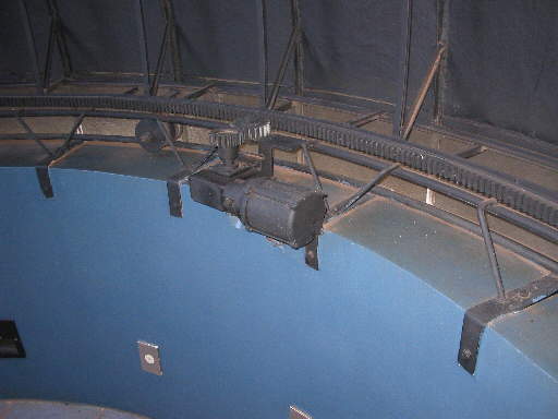 Motor, trilhos e roldanas