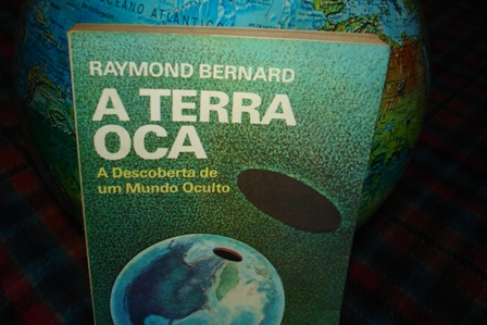 Capa do livro A Terra Oca.