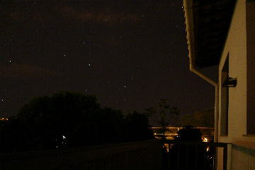 Figura 1: C�mera regulada para captar estrelas.
               ( l�mpada da sacada apagada )