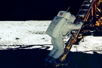 Figura 1: Astronauta Edwin Aldrin descendo
                a escada do M�dulo Lunar.