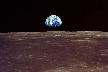 Figura 1: Foto da Terra vista da �rbita lunar,
                com amplia��o arbitr�ria.